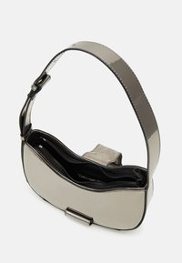 Calvin Klein Jeans OFF DUTY ROUND SHOULDERBAG - Torbica - gunmetal specchio
