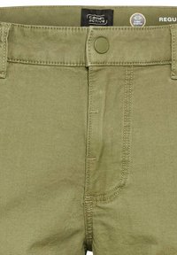 Olivgrüne Hosen aus elastischem Gewebe mit zweigängigem Stretch, ausgestattet mit einem Knopfverschluss und genähten Details an der Taille und den Taschen.