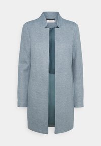Hellblauer Cardigan aus strukturiertem Stoff. Verfügt über einen Stehkragen und eine offene Vorderseite ohne Verschlüsse, lange Ärmel und ein minimalistisches Design.