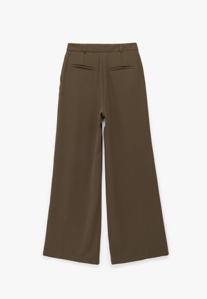 Wide-leg trousers made of smooth, medium-weight fabric in olive green. Features two back pockets and a clean, tailored waistband.
