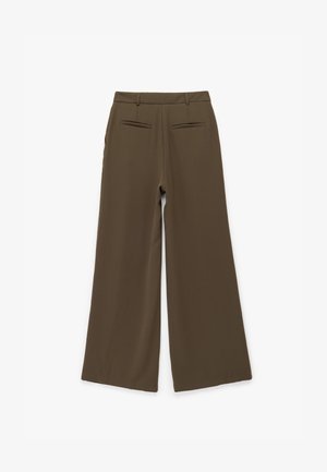 Szerokie spodnie z gładkiego, średniej wagi materiału w kolorze oliwkowym. Posiadają dwie tylne kieszenie oraz czysty, dopasowany pas.