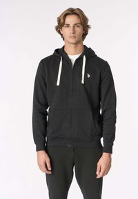 Felpa nera con cerniera in cotone, dotata di tasca frontale, cordoncini bianchi e un piccolo logo sul petto a sinistra.