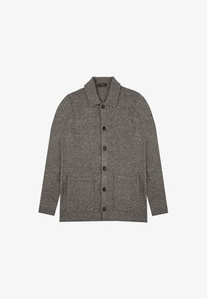 Szary dziergany kardigan z kołnierzykiem, zapinany na guziki, z dwoma przednimi kieszeniami. Wykonany z teksturowanej tkaniny.