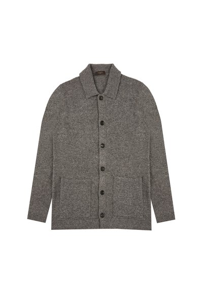 Grauer Strickcardigan mit Kragen, Knopfleiste und zwei Fronttaschen. Aus einem strukturierten Stoff gefertigt.