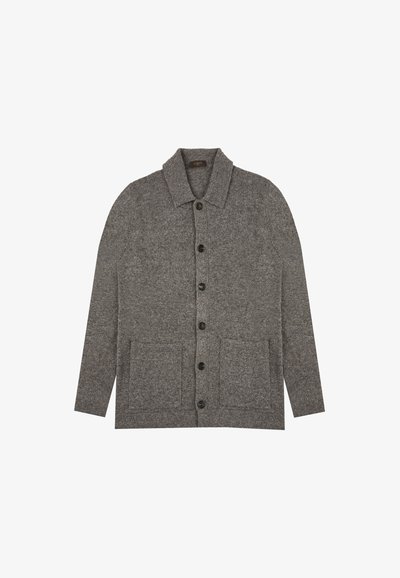 Grauer Strickcardigan mit Kragen, Knopfleiste und zwei Fronttaschen. Aus einem strukturierten Stoff gefertigt.