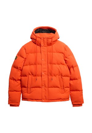 Gevoerde oranje jas met capuchon, ritssluiting aan de voorkant, elastische trekkoorden, drukknopen en zijzakken. Glad, mat oppervlak.