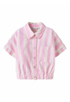 Korte mouwen cropped overhemd met roze en witte verticale strepen en een borstzak aan de voorkant.
