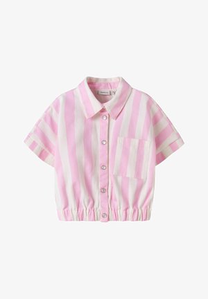 Chemise courte à manches courtes avec rayures verticales roses et blanches et une poche poitrine devant.