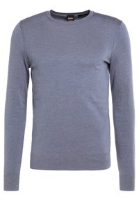 Pull gris à col rond en tissu doux, doté de manches longues et de poignets et ourlet côtelés. Texture lisse avec un minimum de détails.