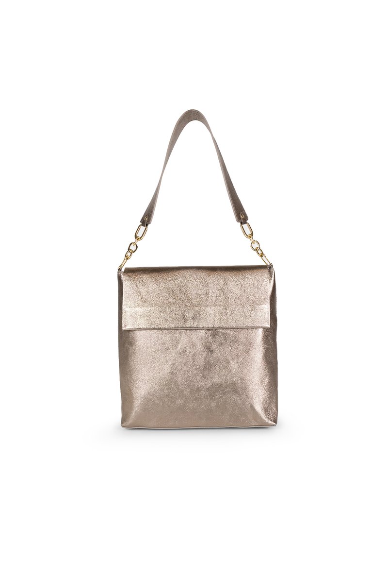 Borsa a spalla in bronzo metallico con pattina superiore piatta, texture liscia, tracolla sottile e accessori in tonalità oro. Design semplice e rettangolare.
