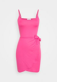 Vestido rosa sem mangas com corpete justinho e design envolvente, finalizado com um laço na cintura e uma textura suave e macia.