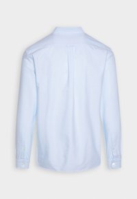 Lichtblauwe langemouwen overhemd van katoen. Voorzien van een klassieke kraag, een rugplooi en knoopsluitingen bij de manchetten met een soepele textuur.