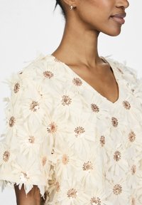 YAS YASABELONE V NECK - T-shirt print - beige