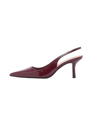 Escarpins slingback en cuir verni bordeaux avec bout pointu et talon fin. Texture lisse avec une finition brillante et un design ouvert à l'arrière.