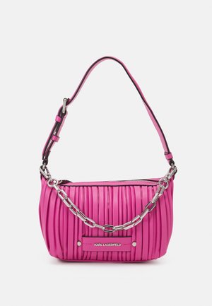 Pink gefaltete Handtasche mit verstellbarem Träger und silbernem Kettendetail, mit einer Karl Lagerfeld Logo-Plakette vorne.