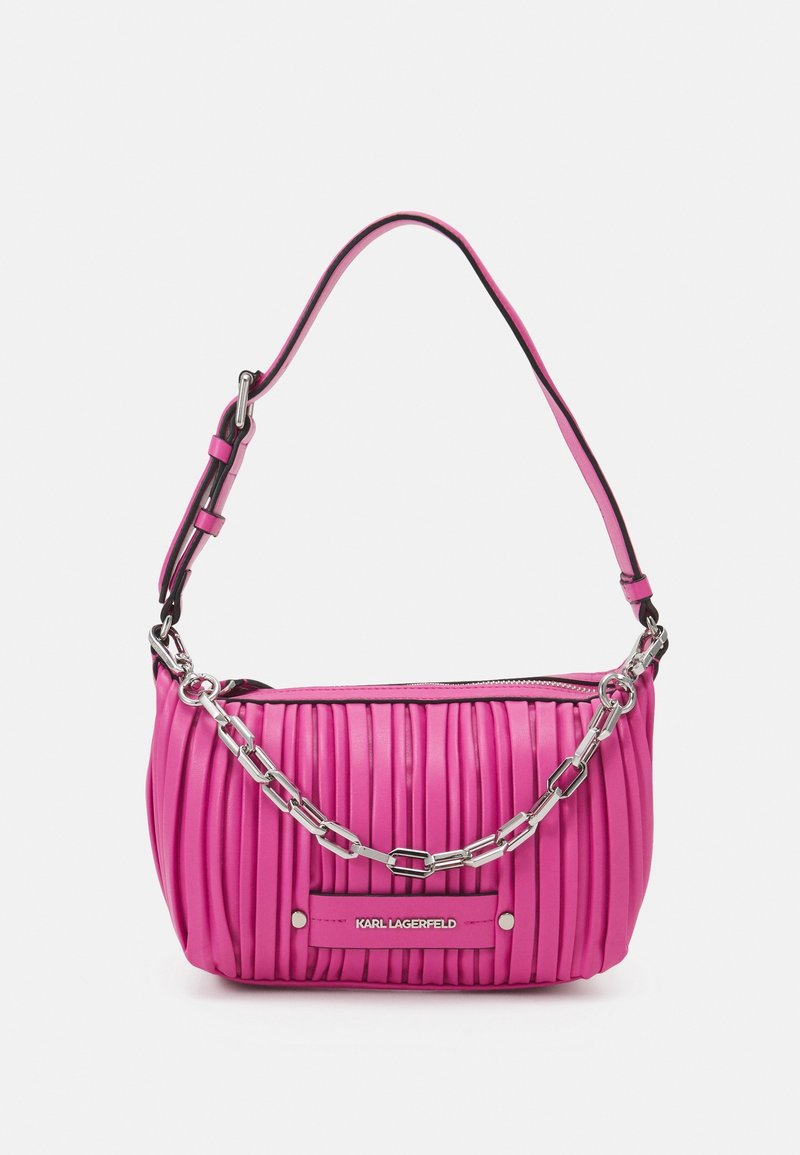 Sac à main plissé rose avec bandoulière ajustable et détail de chaîne argentée, avec une plaque logo Karl Lagerfeld sur le devant.