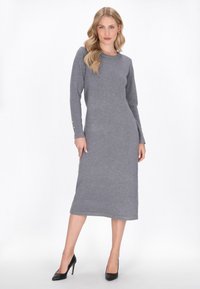Rochie gri cu mâneci lungi, realizată dintr-un material moale, având un decolteu rotund, o siluetă ajustată și accente cu nasturi pe manșete.