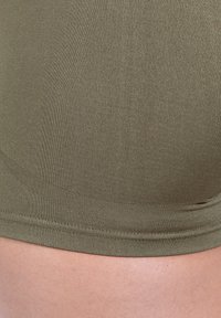 Olijfgroen rekbaar materiaal van een aansluitend kledingstuk, met een gladde textuur en een naadloos ontwerp bij de taille. Geen zichtbare patronen of accenten.