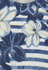 Bluse mit floralen Druck in Blau- und Weißstreifen, strukturiertem Stoff, blauen Blumenmustern und dekorativen Perlenakzenten. Rundhalsausschnitt.