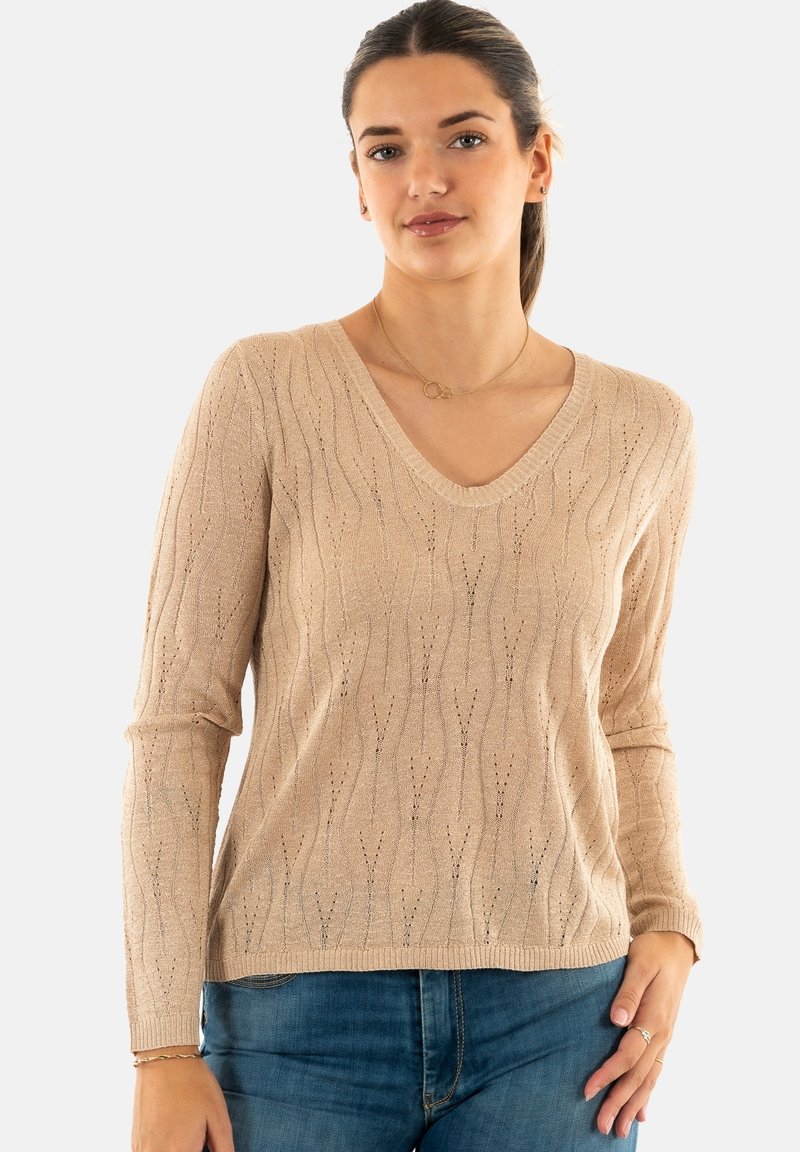 Maglione beige lavorato a maglia con scollatura a V, maniche lunghe e motivi a onda testurizzati. Il tessuto presenta una leggera lucentezza e un orlo a coste.