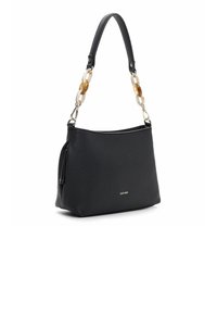 Sac à main en cuir noir avec une texture grainée, doté d'une bandoulière en chaîne aux tons translucides et ambrés, et d'une poche latérale zippée.