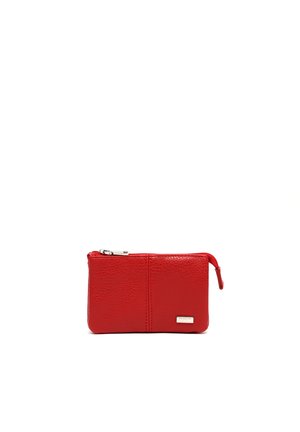 Petite pochette zippée en cuir rouge avec couture visible et une petite étiquette de marque métallique rectangulaire à l'avant.