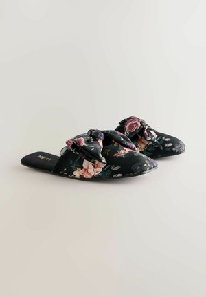 Mule florale cu țesătură neagră, decorată cu flori roz și mov. Design cu vârful ascuțit și accent de nod în partea superioară, având talpa plată.