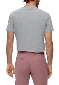 Grijze kortekleurige T-shirt, gemaakt van een katoenmix, met een relaxte pasvorm, gecombineerd met lichtroze op maat gemaakte broeken, zichtbare achternaaddetails.