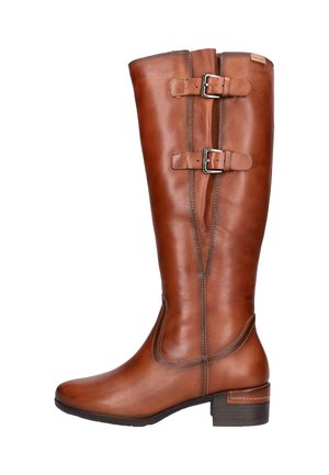 Bota de cuero marrón hasta la rodilla con dos hebillas decorativas, puntera redondeada, costura lateral texturizada y un tacón bajo y cuadrado. Acabado suave.