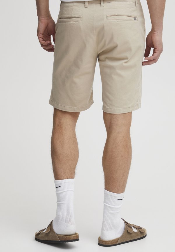 SDERICO REGULAR FIT - Shorts - humus3