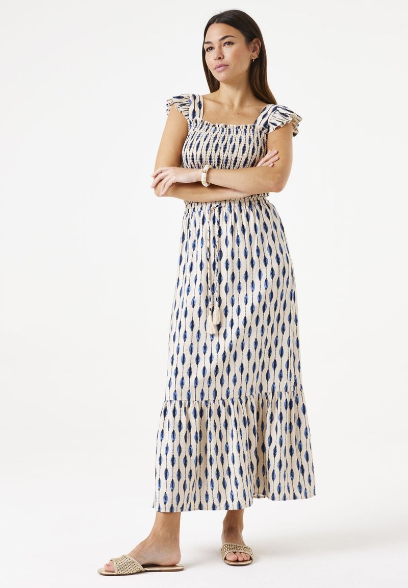 Maxikleid mit quadratischem Ausschnitt und Rüschensäumen. Hat ein blau-beiges Blattmuster, taillierte Taille und einen gestuften Saum.