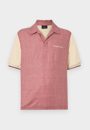 Polo de manga corta con frente pequeño de cuadros rojos y blancos, mangas beige y nombre de la marca bordado en el lado izquierdo del pecho.