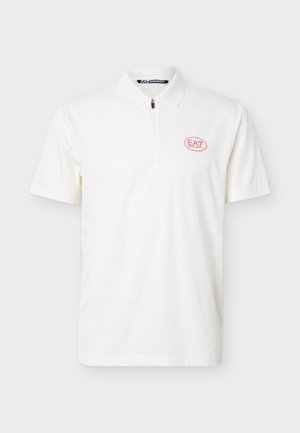 Tricou polo alb cu mâneci scurte, cu fermoar în față și un mic logo roșu „EA7 Emporio Armani” pe pieptul stâng.