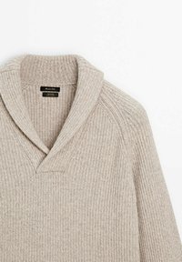 Pull en laine beige côtelée avec un large col châle et un profond col en V, mettant en valeur un tissu tricoté texturé et des manches longues.
