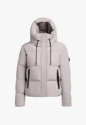 Chaqueta acolchada en gris claro, con un cuello alto, dos bolsillos laterales con cremallera, cordones y una textura lisa y suave.