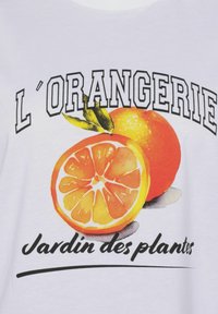 Weißes T-Shirt mit einem grafischen Motiv einer Orange und einer Zitrone mit grünen Blättern, begleitet von dem Text "L'ORANGERIE Jardin des plantes."