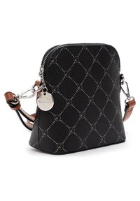 La borsa a tracolla nera con motivo presenta un design trapuntato, hardware argentato e una tracolla rimovibile con dettagli in pelle marrone.