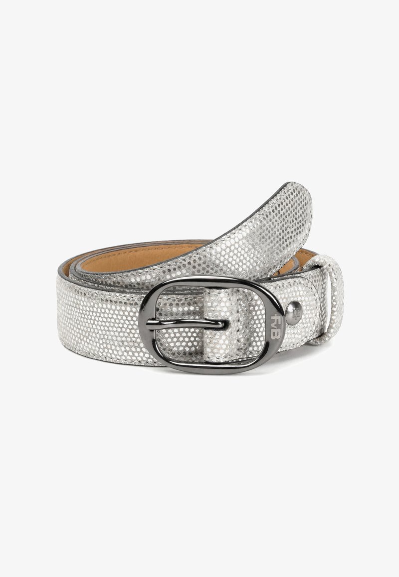 Cinturón de cuero con textura plateada enrollado, con una hebilla ovalada de plata oscura que presenta las iniciales grabadas "FB".