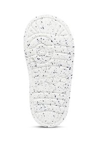 Gummisohle in Weiß mit schwarzen und blauen Spritzern. Hat eine strukturierte Oberfläche mit Rillen und einem kreisförmigen Akzent in der Mitte.