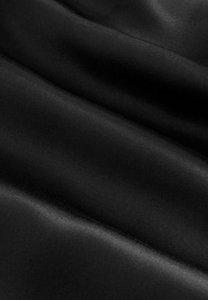 Melna satīna audums ar gludu tekstūru, kurā ir mīkstas locījumi un smalka spīduma nianses, izceļot tā plūstošo dizainu un krāsas dziļumu.