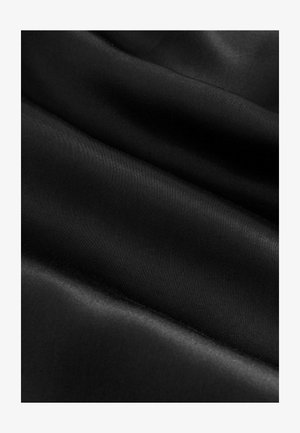 Melna satīna audums ar gludu tekstūru, kurā ir mīkstas locījumi un smalka spīduma nianses, izceļot tā plūstošo dizainu un krāsas dziļumu.