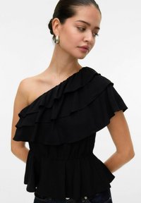 Haut noir à épaules dénudées avec des volants superposés, taille extensible et silhouette peplum. Fabriqué à partir d'un tissu doux au toucher lisse.