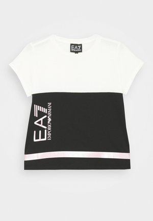 T-shirt à manches courtes avec moitié supérieure blanche, moitié inférieure noire, bande horizontale rose et logo vertical EA7 Emporio Armani sur le côté gauche.