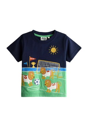 Tmavomodrá a zelená detská košeľa s levmi v dresoch na futbal, ktorí hrajú s loptou na ihrisku, s bránou, trofejou, vlajkami a slnkom.