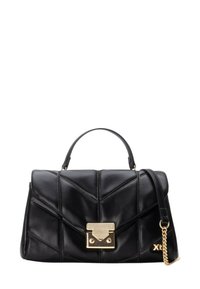 Borsa a mano in pelle nera con motivo trapuntato, hardware dorato, manico superiore e tracolla rimovibile a catena. Presenta una chiusura a chiave a torsione prominente.