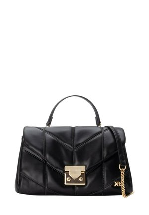 Borsa a mano in pelle nera con motivo trapuntato, hardware dorato, manico superiore e tracolla rimovibile a catena. Presenta una chiusura a chiave a torsione prominente.