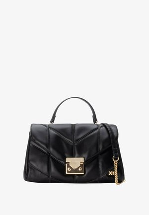 Borsa a mano in pelle nera con motivo trapuntato, hardware dorato, manico superiore e tracolla rimovibile a catena. Presenta una chiusura a chiave a torsione prominente.