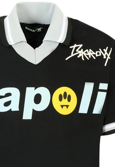 Czarna koszulka z szarym kołnierzykiem, z jasnoniebieskim napisem "napoli" oraz żółtą grafiką z twarzą. Logo w białym kolorze w górnym lewym rogu.