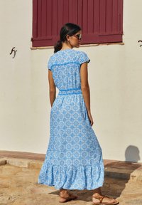 Next FRONT SHORT SLEEVE - Maksikleit - blue tile print
