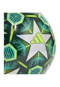 Pallone da calcio nero e verde con motivi esagonali e a stella, caratterizzato da accenti riflettenti e dettagli di un verde brillante.